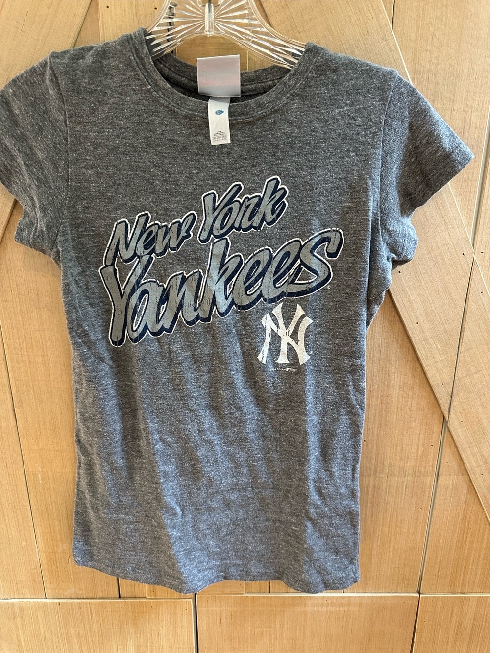 Women’s heather gray NY Yankees t-shirt size S